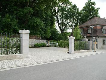 An Stelle einer eingestürzten Scheune entstand im Rahmen der Dorferneuerung gegenüber der Kirche ein Parkplatz.  Fotos: Sabine Weinbeer