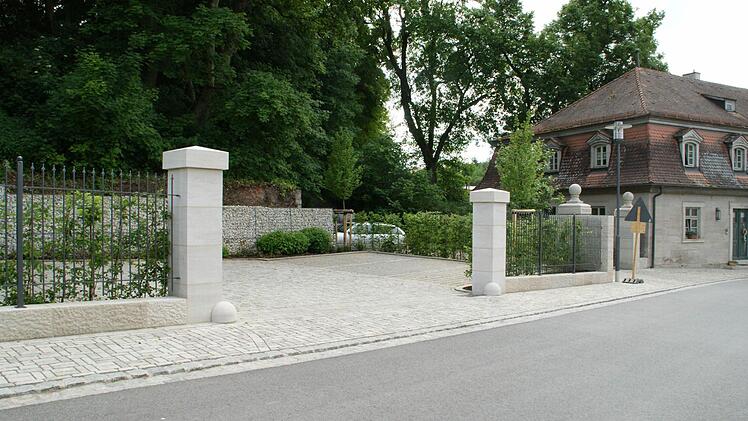 An Stelle einer eingestürzten Scheune entstand im Rahmen der Dorferneuerung gegenüber der Kirche ein Parkplatz.  Fotos: Sabine Weinbeer