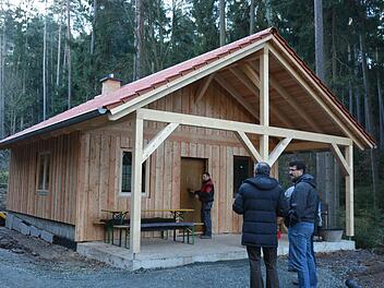 Die Blockhütte für das Grüne Klassenzimmer im Wald bei Ibind steht schon.  Fotos: Gerhard Schmidt/Archiv