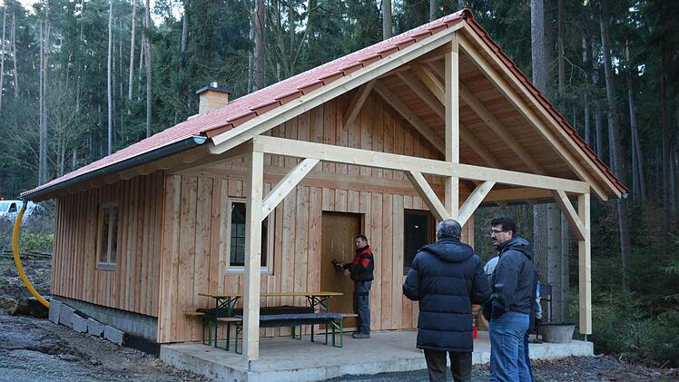 Die Blockhütte für das Grüne Klassenzimmer im Wald bei Ibind steht schon.  Fotos: Gerhard Schmidt/Archiv