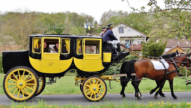 Vereinsvorsitzender Werner Scheller (links) und Generalvikar Thomas Keßler genießen die einstündige Postkutschenfahrt nach Bad Bocklet.