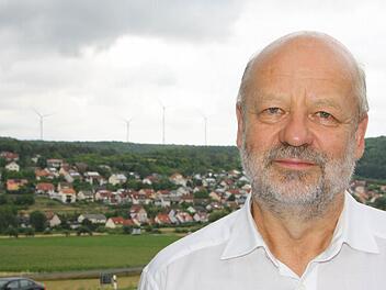 Hans-Josef Fell vor den jüngsten Windrädern im Landkreis bei Nüdlingen. Foto: Ralf Ruppert