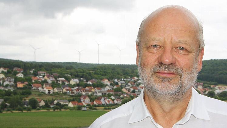 Hans-Josef Fell vor den jüngsten Windrädern im Landkreis bei Nüdlingen. Foto: Ralf Ruppert