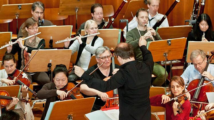 Roland Kluttig und das Philharmonische Orchester beim Concertino im Coburger Kongresshaus.Foto: Jochen Berger