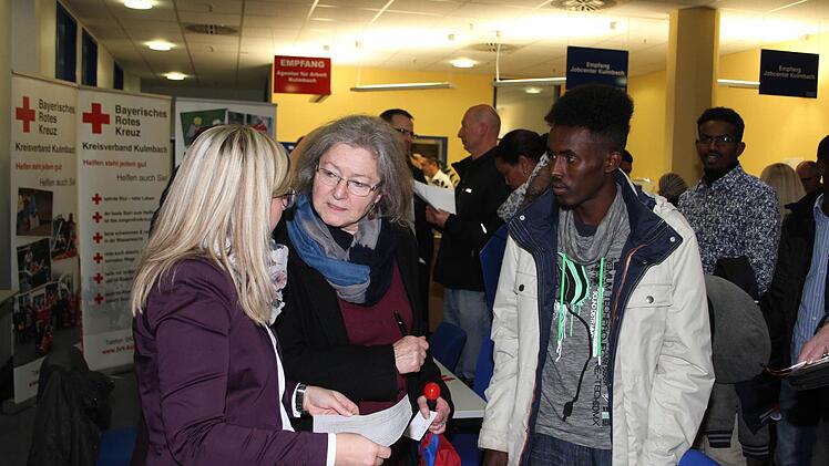 Xamse Mahamid Mousa (21) aus Somalia kann sich noch nicht alleine verständigen, er benötigt eine Flüchtlingsbetreuerin, Zu Hause in Somalia hat er manchmal in der Kfz-Werkstatt geholfen, deshalb würde er gerne auch in Deutschland den Beruf des Kfz-Mechatronikers erlernen. Bei Motor-Nützel bemüht er sich um ein Praktikum.