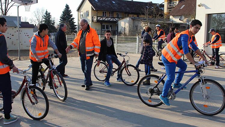 Gunter Kirsch (Mitte in orangefarbener Jacke) ist einer der ehrenamtlichen Helfer in Pommersfelden. Foto: Evi Seeger