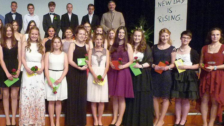 Stolz präsentierten sich die Schüler mit einer Eins vor dem Komma. Foto: Lothar Weidner