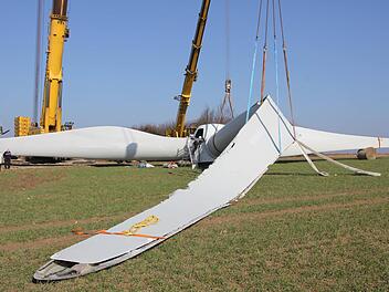 Wie einst das defekte Windrad am Bretzenstein liegen die Pläne für den Energiepark im Bürgerwald jetzt am Boden. Archivfoto: Ralf Kestel