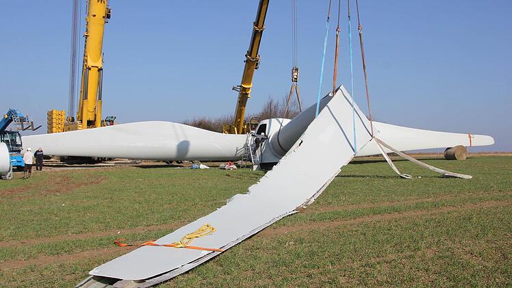 Wie einst das defekte Windrad am Bretzenstein liegen die Pläne für den Energiepark im Bürgerwald jetzt am Boden. Archivfoto: Ralf Kestel
