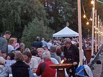 Mit einem großen Fest auf der Alten Saalebrücke haben die Euerdorfer das herausragende Ereignis des letzten Jahres gefeiert: den 1300. Geburtstag ihres Ortes. Mit Einbruch der Dunkelheit sorgte die Beleuchtung auf der Brücke für besondere Stimmung. Foto: Archiv/Gerd Schaar