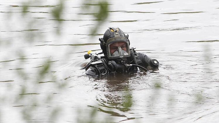Im Main ist eine Leiche gefunden worden. Es handelt sich wohl um den 22-Jährigen, der seit Fasching im Kreis Main-Spessart vermisst wird.