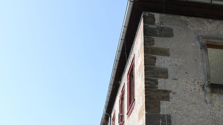 Das Schloss befindet sich in direkter Nachbarschaft zum Gutshof mit Schänke.  Foto: Popp