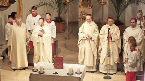 Beim Gottesdienst im Chorrund (von links): Pfarrer i.R. Franz Reuß, Pater Claus Bayer, Spiritual Michael Dotzauer, Weihbischof Herwig Gössl, Pfarrer Johannes Saffer