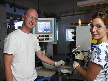 Robby Preissler und Stefanie Nebauer beim Prüfen eines Hochtemperaturheizer. Die Herstellung ist ein Standbein von Rauschert.Veronika Schadeck
