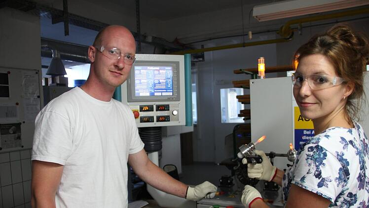 Robby Preissler und Stefanie Nebauer beim Prüfen eines Hochtemperaturheizer. Die Herstellung ist ein Standbein von Rauschert.Veronika Schadeck
