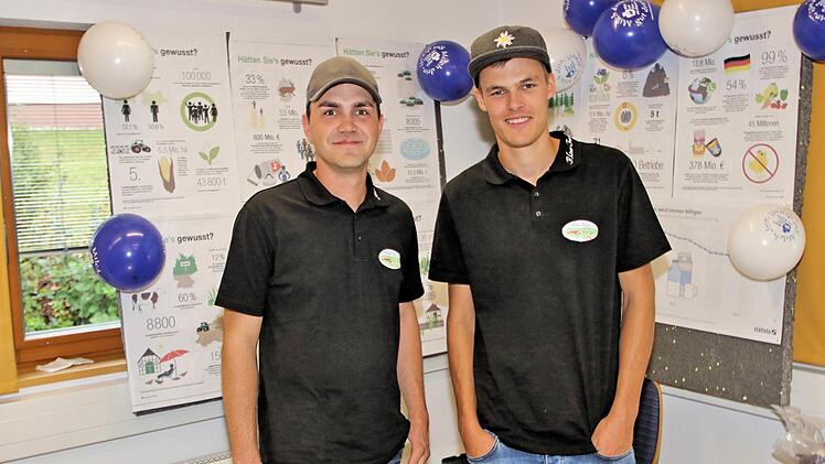 Vom Grundhof in Breitenbach kamen Alexander Kleinhenz und Kevin Klüber zum Tag der Regionen. Ihr Ziel: Sie möchten mehr Milch als bisher über Automaten verkaufen. Foto: Dieter Britz