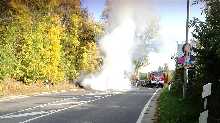Das  Auto brannte komplett aus. Foto: Weichert
