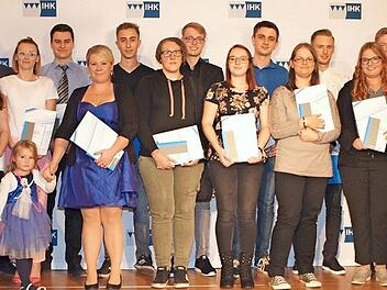Christian Werner, stellvertretender Vorsitzender des IHK-Gremiums Lichtenfels (links), und Landrat Christian Meißner (rechts) gratulierten den Prüfungsbesten der IHK-Berufsausbildung. Mit im Bild Bayerns Beste Denise Klinke (Sechste von rechts) Foto: Alfred Thieret