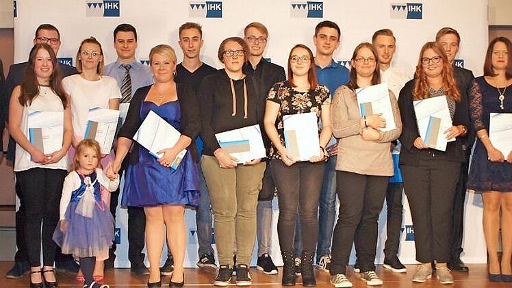 Christian Werner, stellvertretender Vorsitzender des IHK-Gremiums Lichtenfels (links), und Landrat Christian Meißner (rechts) gratulierten den Prüfungsbesten der IHK-Berufsausbildung. Mit im Bild Bayerns Beste Denise Klinke (Sechste von rechts) Foto: Alfred Thieret