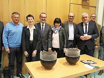 Der Verein Förderer der Coburger Landestiftung verabschiedete nach 18 Jahren ehrenamtlicher Tätigkeit Veronika Pittroff aus dem Vorstand. Hans-Herbert Hartan stellte die Schenkung von zwei ganz bedeutenden Objekten in den Mittelpunkt.  Foto: Desombre