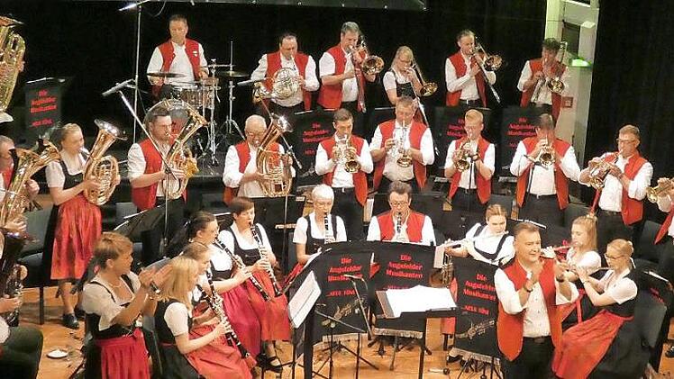 Zu einem großen Erfolg wurde der bereits neunte Blasmusikabend der Augsfelder Musikanten in der Haßfurter Stadthalle.
