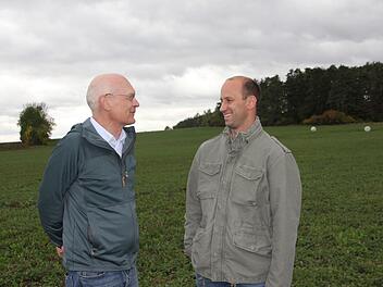 Christoph Hiltl (links) und Michael Schubert wollen mit dem Naturschutzprojekt "Fischbacher Weidevielfalt" eine langjährige Kooperation eingehen und somit einen Beitrag für den Naturschutz leisten.  Veronika Schadeck
