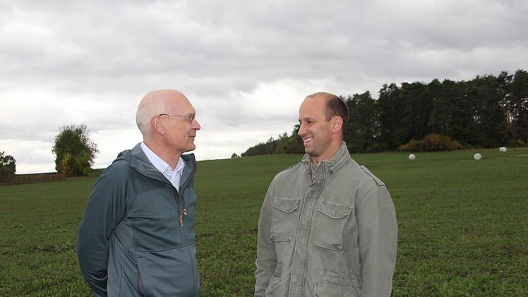 Christoph Hiltl (links) und Michael Schubert wollen mit dem Naturschutzprojekt "Fischbacher Weidevielfalt" eine langjährige Kooperation eingehen und somit einen Beitrag für den Naturschutz leisten.  Veronika Schadeck