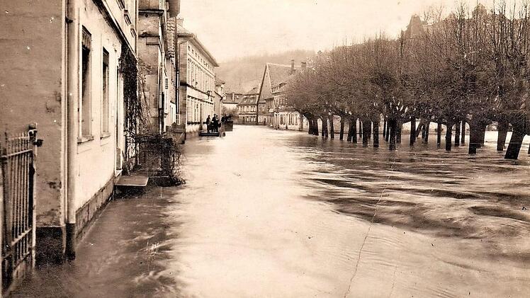 Der Kronacher Starfotograf Johann Friedrich Schmidt (1857-1922) hatte das Hochwasser am 11. Januar 1920 in der einstigen "Oberen Wasserstraße in Kronach" (jetzt Adolf-Kolping-Straße) im Bild festgehalten.  Repros: Gerd Fleischmann