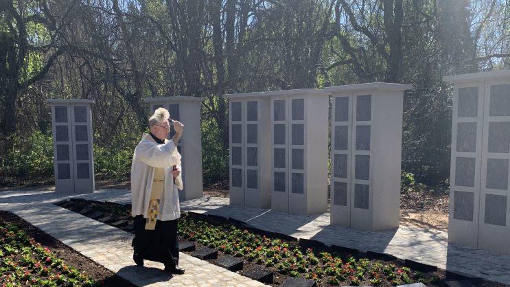 Nur im kleinen Kreise konnte die neue Urnenanlage in der Heimgartenstraße durch Pfarrer Martin Emge gesegnet werden. Foto: Stadt Forchheim