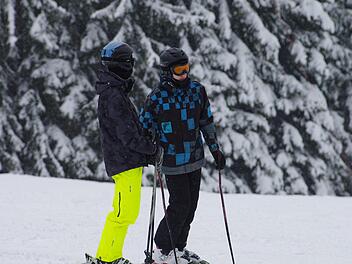 Felix Lindig (rechts) beim Skifahren in Ludwigsstadt.