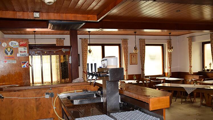 Die Gaststätte in Nüdlingen vor dem Umbau. Durch den Wasserschaden sind Böden, Decken und Wände durchnässt. Foto: Harald Hofmann