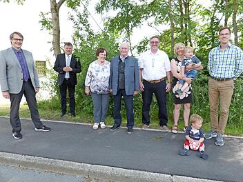 Im Bild (von links) Bürgermeister Roland Wolfrum, Landrat Klaus-Peter Söllner Erna und Georg Will