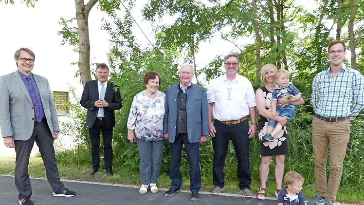Im Bild (von links) Bürgermeister Roland Wolfrum, Landrat Klaus-Peter Söllner Erna und Georg Will