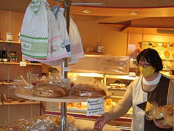 Ulrike Gro&szlig; von der B&auml;ckerei Gro&szlig; in Stadtsteinach hat aktuell noch keine Umsatzeinbu&szlig;en. Sie hat eine Hermes-Paketdienststelle und sie profitiert von der Sperrung des Kreisels. Foto: Sonny Adam