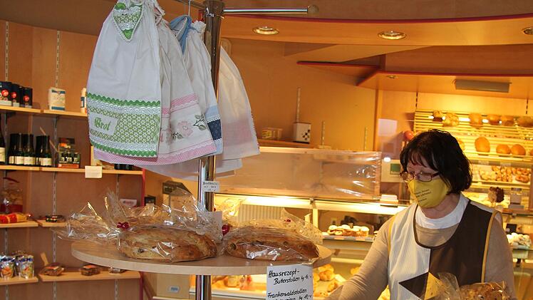 Ulrike Gro&szlig; von der B&auml;ckerei Gro&szlig; in Stadtsteinach hat aktuell noch keine Umsatzeinbu&szlig;en. Sie hat eine Hermes-Paketdienststelle und sie profitiert von der Sperrung des Kreisels. Foto: Sonny Adam