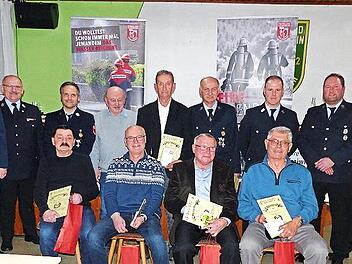 Auf der Jahresversammlung der FFW Oerlenbach gab es Dank für die treuen Mitglieder der Wehr: (vorne, von links) Rudi Stößer, Werner Karch, Bruno Rüger, Gerold Röder sowie (hinten, von links) Bürgermeister Nico Rogge, Kreisbrandmeister Holger Ulric...
