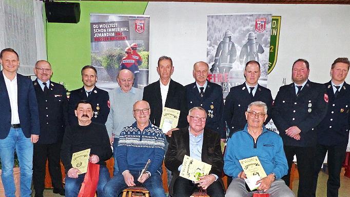 Auf der Jahresversammlung der FFW Oerlenbach gab es Dank für die treuen Mitglieder der Wehr: (vorne, von links) Rudi Stößer, Werner Karch, Bruno Rüger, Gerold Röder sowie (hinten, von links) Bürgermeister Nico Rogge, Kreisbrandmeister Holger Ulric...