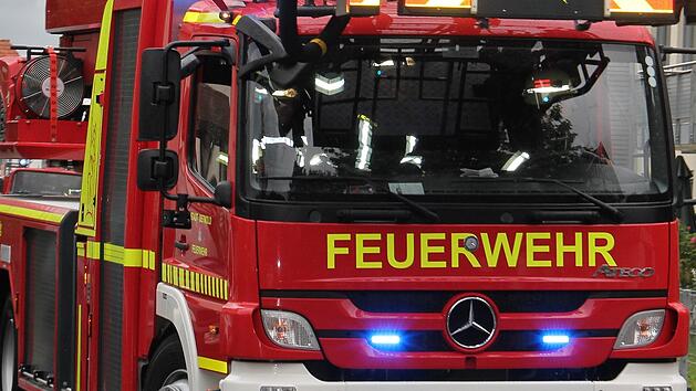 Landkreis W&uuml;rzburg:  Frau &uuml;berschl&auml;gt sich mehrfach - Feuerwehren bei Unfall im Gro&szlig;einsatz
