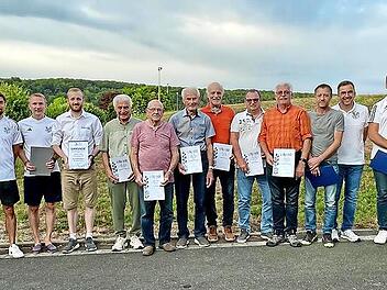 Die geehrten anwesenden Personen mit ihren Urkunden sowie dem 1. Vorsitzenden Marco Danz und Ehrenamtsbeauftragtem Jürgen Stumpf.