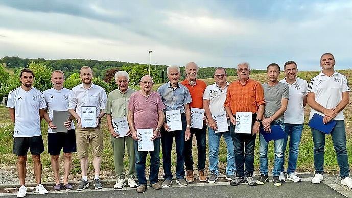 Die geehrten anwesenden Personen mit ihren Urkunden sowie dem 1. Vorsitzenden Marco Danz und Ehrenamtsbeauftragtem Jürgen Stumpf.