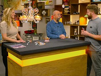 "Der Beweis, wir haben jetzt hier Murano Glas vor uns, den kann ich nicht zu 100 Prozent geben", konnte Annika Raßbach in dem Zustand nur 300 bis 500 Euro in Aussicht stellen. "Wenn in der Kuppe noch eine Gravur ist, sind wir sogar bei knapp vierstellig."