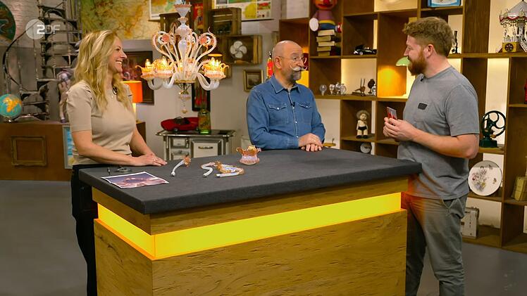 "Der Beweis, wir haben jetzt hier Murano Glas vor uns, den kann ich nicht zu 100 Prozent geben", konnte Annika Raßbach in dem Zustand nur 300 bis 500 Euro in Aussicht stellen. "Wenn in der Kuppe noch eine Gravur ist, sind wir sogar bei knapp vierstellig."