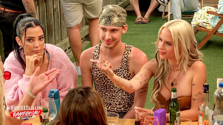 Influencerin Gina Beckmann (rechts) traf in der Joyn-Show auf die "größte Mobberin, die ich je in meinem Leben hatte".