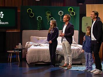 Die Gr&uuml;nder Benjamin Koch und Yavuz Akbas haben ihre Kinder mit dabei - das sch&uuml;tzt sie allerdings nicht vor der scharfen Kritik der L&ouml;wen.