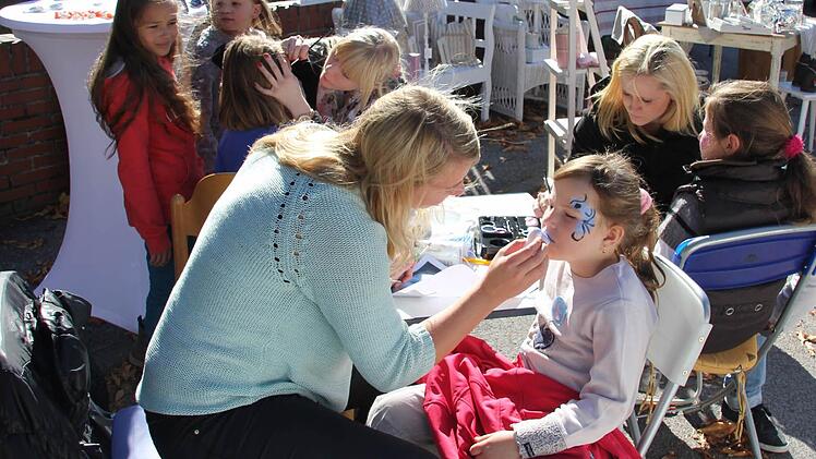 Das Schminken lockte am Sonntag die Kinder an.
