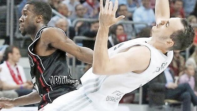 David Holston (links) schl&auml;gt aus und streckt Karsten Tadda in der Viertelfinalserie der letzten Saison nieder. Foto: sportpress
