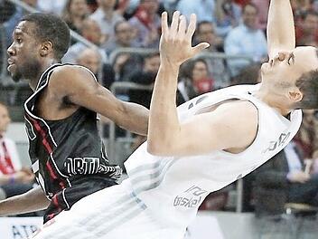 David Holston (links) schlägt aus und streckt Karsten Tadda in der Viertelfinalserie der letzten Saison nieder. Foto: sportpress