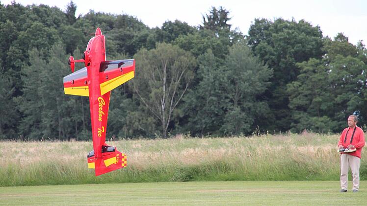 Alle Achtung: Georg Hopf aus Lauf bei Nürnberg lässt sein Propellerflugzeug Extra 230 in den deutschen Nationalfarben senkrecht in der Luft stehen. Foto: Stephan Stöckel.