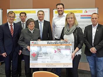 Im Rahmen eines Pressegesprächs mit Regierungspräsidentin Heidrun Piwernetz in der BRK-Kreisgeschäftsstelle blickte man auf die ersten fünf Jahre von Lebensqualität für Generationen zurück ( v. l.): Klaus Löffler, Harry Weiß, Steffen Potstada, Heidrun Piewernetz, Ingbert Löffler, Lars Holocher, Antje Angle, Thomas Löffler und Roland Beierwaltes Foto: Veronika Schadeck