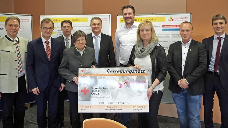 Im Rahmen eines Pressegesprächs mit Regierungspräsidentin Heidrun Piwernetz in der BRK-Kreisgeschäftsstelle blickte man auf die ersten fünf Jahre von Lebensqualität für Generationen zurück ( v. l.): Klaus Löffler, Harry Weiß, Steffen Potstada, Heidrun Piewernetz, Ingbert Löffler, Lars Holocher, Antje Angle, Thomas Löffler und Roland Beierwaltes Foto: Veronika Schadeck